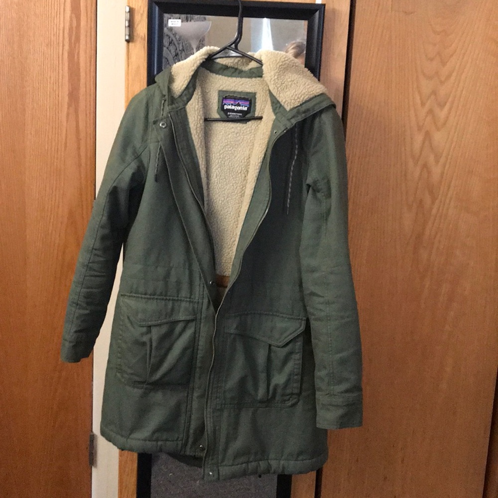 ALMOST NEW Green Patagonia Parka